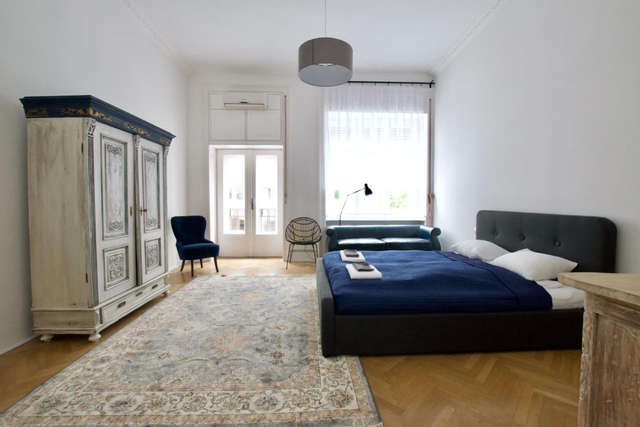 Luxury Apartment By Hi5 - Oktober 6 Street Budapest Bagian luar foto