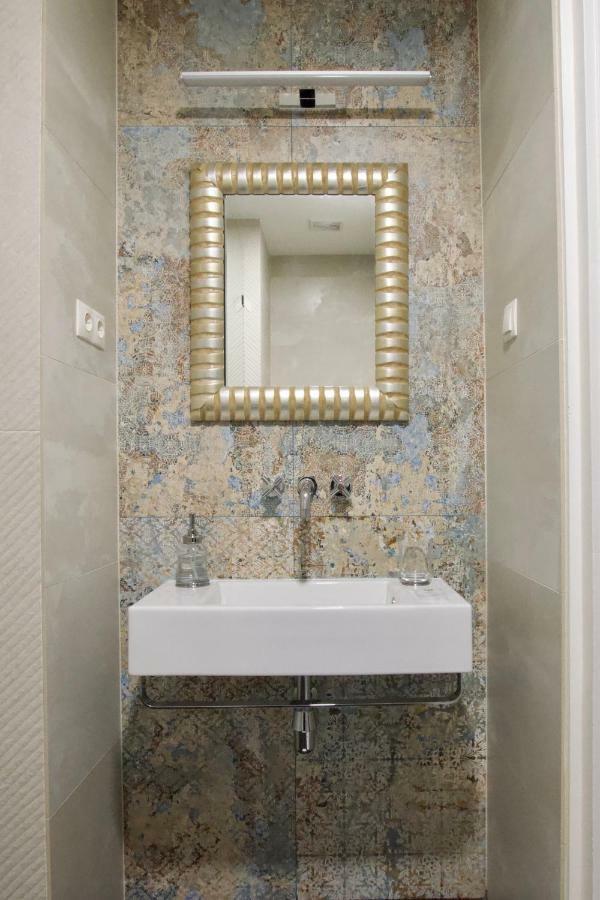 Luxury Apartment By Hi5 - Oktober 6 Street Budapest Bagian luar foto