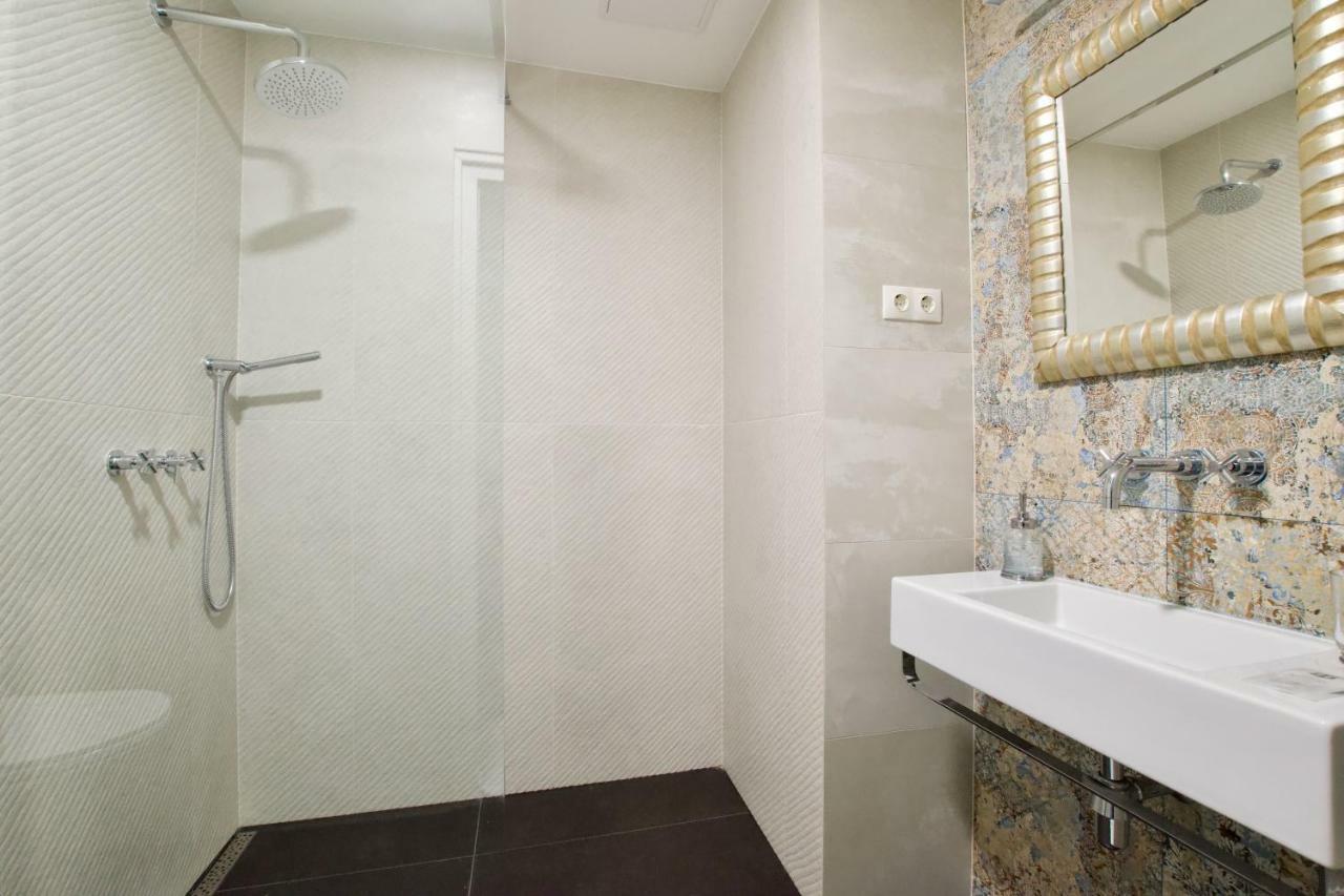 Luxury Apartment By Hi5 - Oktober 6 Street Budapest Bagian luar foto