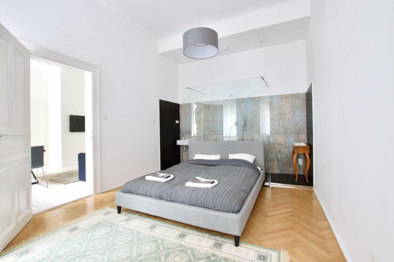 Luxury Apartment By Hi5 - Oktober 6 Street Budapest Bagian luar foto