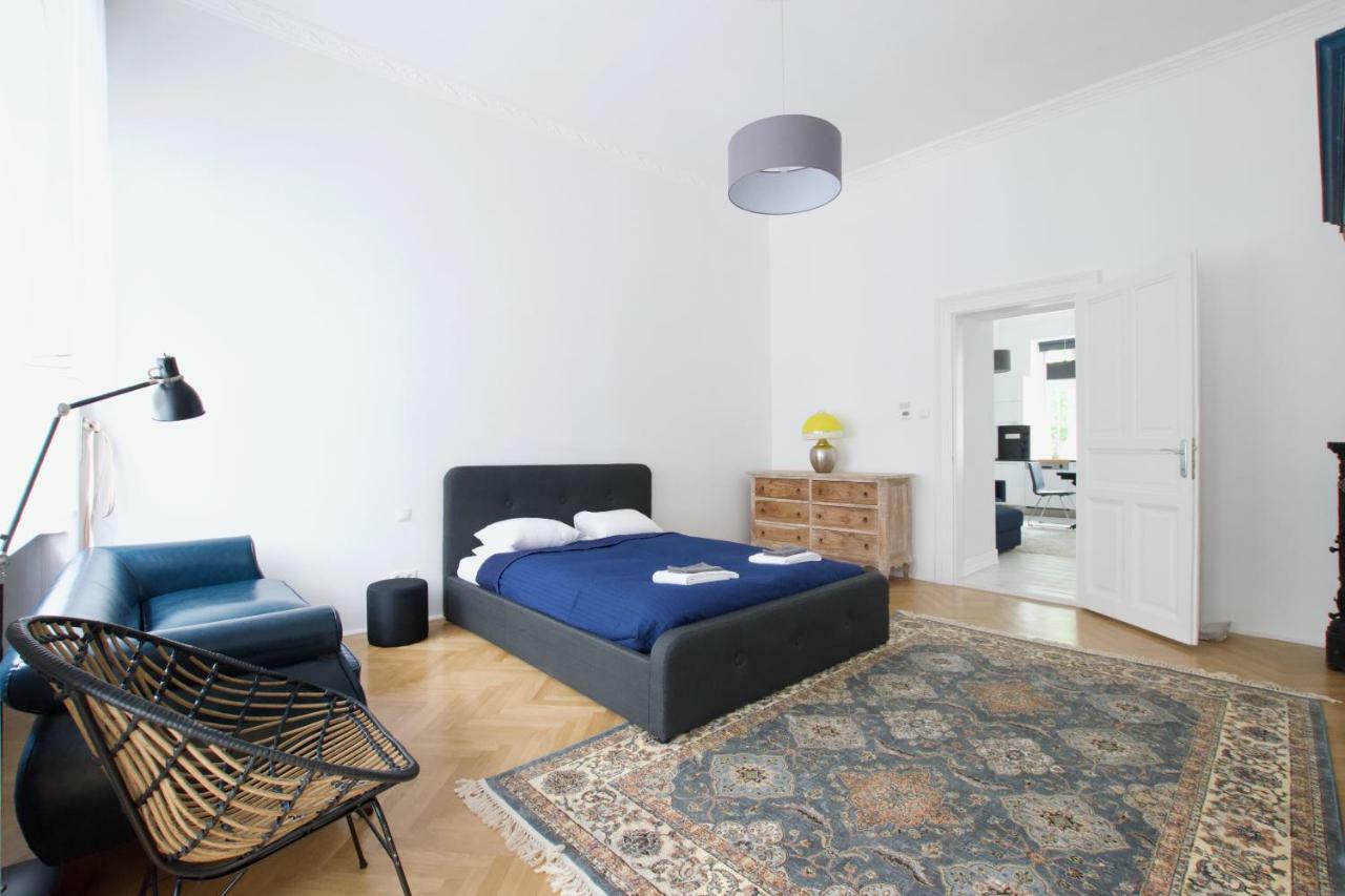 Luxury Apartment By Hi5 - Oktober 6 Street Budapest Bagian luar foto